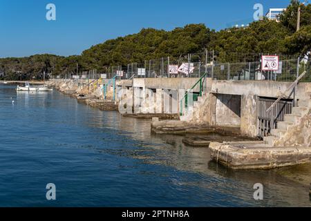 Portocolom, Spanien; april 23 2023: Reparatur traditioneller Landungsstege in der mallorquinischen Stadt Portocolom, Spanien Stockfoto