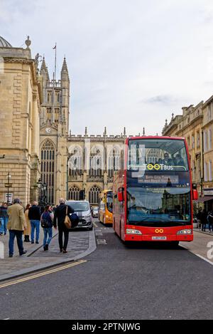 Reiseziel Großbritannien - Straße im Stadtzentrum von Bath, Somerset, England - 8. April 2023 Stockfoto