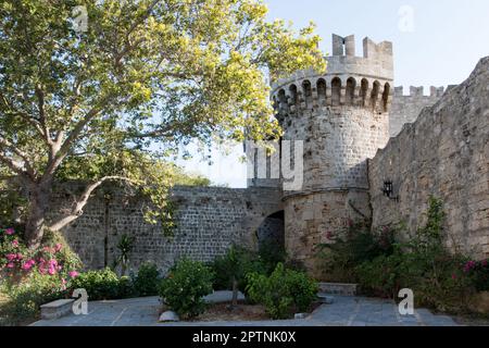 Der Palast des Großmeisters hinter den Mauern und Der Graben der mittelalterlichen Stadt Rhodos Stockfoto