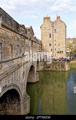 Reiseziel Großbritannien - The Weir und Pulteney Bridge am Fluss Avon in Bath, Somerset, England - 8. April 2023 Stockfoto