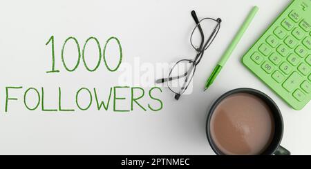 Textzeichen mit 1000 Followern, Geschäftsübersicht Anzahl der Personen, die jemandem folgen Stockfoto