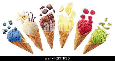 Set aus verschiedenen Arten von Eiskugeln in Waffelmuscheln mit Eiscreme-Zutaten - Obst, Beeren und Süßigkeiten. Isoliert auf weißem Hintergrund. Cli Stockfoto