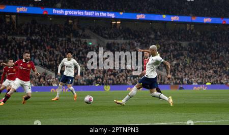 London, Großbritannien. 27. April 2023. Richarlison von Tottenham Hotspur hat eine Chance auf ein Tor. Spiel der Premier League, Tottenham Hotspur gegen Manchester Utd im Tottenham Hotspur Stadium in London am Donnerstag, den 27. April 2023. Dieses Bild darf nur zu redaktionellen Zwecken verwendet werden. Nur redaktionelle Verwendung, Bild von Sandra Mailer/Andrew Orchard Sports Photography/Alamy Live News Credit: Andrew Orchard Sports Photography/Alamy Live News Stockfoto