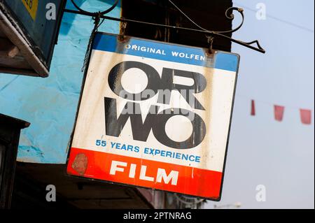 INDIEN Westbengal, Kalkutta, Fotostudio mit emailliertem Werbeschild von ORWO Original Wolfen, ehemaliger ostdeutscher Fotografieproduzent/INDIEN, Westbengalen, Kalkutta, Emaille Werbeschild für ORWO Filme aus der ehemaligen DDR, ORWO steht für Original Wolfen, In Wolfen produzierte die DDR im ehemaligen Agfa Werk die ORWO Filme für Fotografie, Kino und andere Anwendungen auch für den weltweiten Export Stockfoto