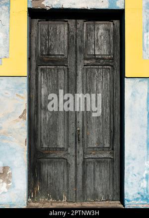 Wunderschöne Aussicht auf die verwitterte Holztür des kanarischen Hauses im Kolonialstil in der Altstadt von Santa Cruz de La Palma. Speicherplatz kopieren. Stockfoto