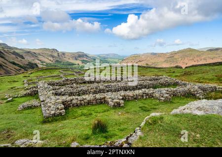 Die Überreste der römischen Festung in Mediobogdum, Hardknott Pass, Cumbria, mit Blick auf Eskdale. Stockfoto