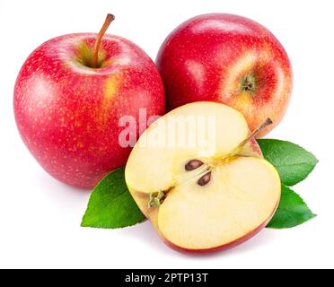 Reife rote Äpfel und Apfelscheiben isoliert auf weißem Hintergrund. Stockfoto