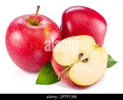Reife rote Äpfel und Apfelscheiben isoliert auf weißem Hintergrund. Stockfoto