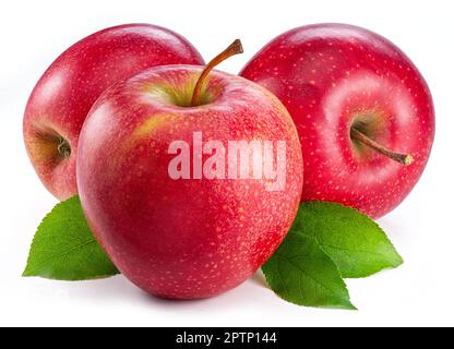 Reife rote Äpfel und Apfelscheiben isoliert auf weißem Hintergrund. Stockfoto