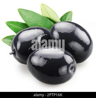 Drei ganze schwarze Oliven mit Olivenblättern auf weißem Hintergrund. Stockfoto