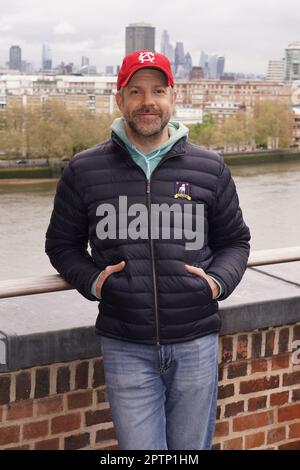 Jason Sudeikis nimmt an einem Fototermin für Staffel 3 der Apple TV+ Serie Ted Lasso Teil, am Battersea Power Station in London. Foto: Freitag, 28. April 2023. Stockfoto