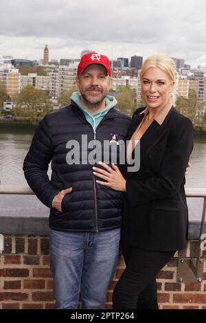 Jason Sudeikis und Hannah Waddingham nehmen an einem Fototermin für Staffel 3 der Apple TV+ Serie Ted Lasso Teil, am Battersea Power Station in London. Foto: Freitag, 28. April 2023. Stockfoto