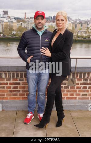 Jason Sudeikis und Hannah Waddingham nehmen an einem Fototermin für Staffel 3 der Apple TV+ Serie Ted Lasso Teil, am Battersea Power Station in London. Foto: Freitag, 28. April 2023. Stockfoto