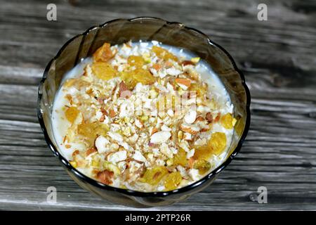 Reispudding, ein Gericht aus Reis, Maismehl, Zucker gemischt mit Wasser oder Milch und anderen Zutaten, Nüsse, Zimt, Vanille und Rosinen, wird es genannt Stockfoto