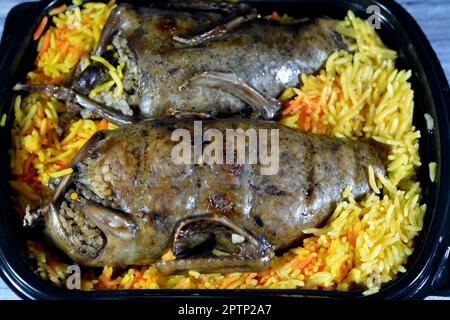 Gefüllte Squab mit ägyptischem Hamam Mahshi, arabische Küche, traditionelles gefülltes Taubengericht mit Reis und gebrochenem grünen Weizenkörner von Freekeh, Stockfoto