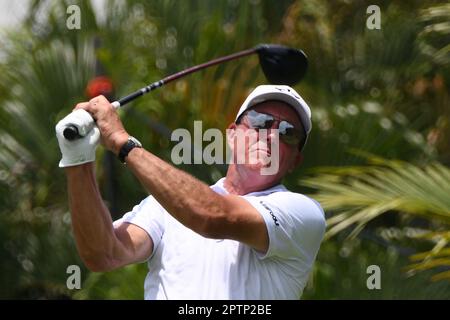 Singapur. 28. April 2023. Phil Mickelson von Team HyFlyers aus den Vereinigten Staaten tritt am ersten Tag des LIV Golf Singapore im Sentosa Golf Club in Singapur am 28. April 2023 an. Kredit: Dann Chih Wey/Xinhua/Alamy Live News Stockfoto