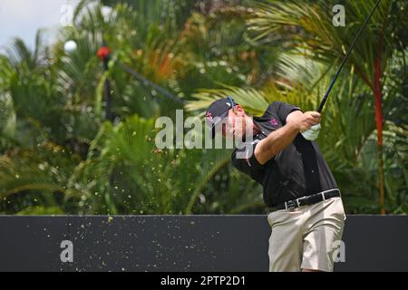 Singapur. 28. April 2023. Talor Gooch des US-Teams RangeGoats tritt am ersten Tag des LIV Golf Singapore im Sentosa Golf Club in Singapur am 28. April 2023 an. Kredit: Dann Chih Wey/Xinhua/Alamy Live News Stockfoto