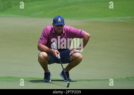 Singapur. 28. April 2023. Team Crushers' Bryson DeChambeau aus den Vereinigten Staaten tritt am ersten Tag des LIV Golf Singapore im Sentosa Golf Club in Singapur am 28. April 2023 an. Kredit: Dann Chih Wey/Xinhua/Alamy Live News Stockfoto