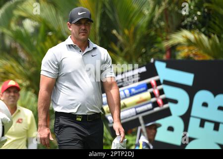 Singapur. 28. April 2023. Team Smash's Brooks Koepka aus den Vereinigten Staaten tritt am ersten Tag des LIV Golf Singapore im Sentosa Golf Club in Singapur am 28. April 2023 an. Kredit: Dann Chih Wey/Xinhua/Alamy Live News Stockfoto