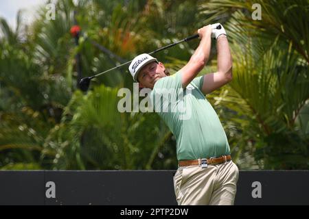 Singapur. 28. April 2023. Team Ripper's Cameron Smith aus Australien tritt am ersten Tag des LIV Golf Singapore im Sentosa Golf Club in Singapur am 28. April 2023 an. Kredit: Dann Chih Wey/Xinhua/Alamy Live News Stockfoto