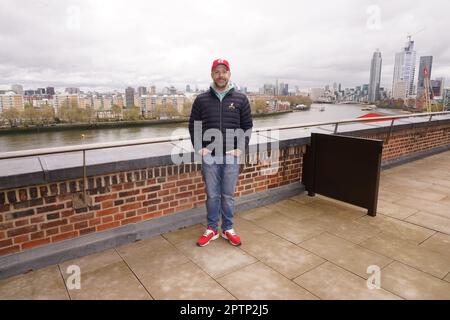 Jason Sudeikis nimmt an einem Fototermin für Staffel 3 der Apple TV+ Serie Ted Lasso Teil, am Battersea Power Station in London. Foto: Freitag, 28. April 2023. Stockfoto