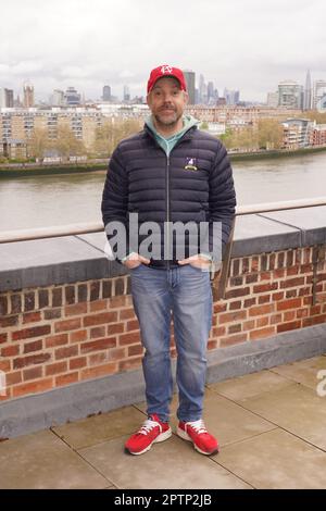 Jason Sudeikis nimmt an einem Fototermin für Staffel 3 der Apple TV+ Serie Ted Lasso Teil, am Battersea Power Station in London. Foto: Freitag, 28. April 2023. Stockfoto