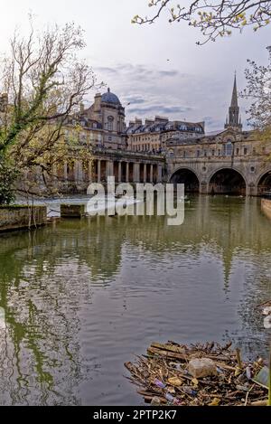 Reiseziel Großbritannien - Pulteney Bridge und Colonnade am Fluss Avon in Bath, Somerset, England - 8. April 2023 Stockfoto