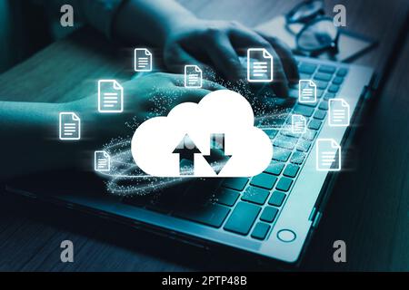 Frau verwendet Laptop mit VR-Schnittstelle für Cloud-Computing-Diagramm. Cloud-Technologie. Datenspeicherung. Service für die Übertragung von Cloud-Daten. Stockfoto