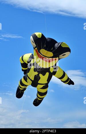 Bild einer Versammlung von vielen Drachen am Strand in Pinarella di Cervia. Pinarella di Cervia, Ravenna, Italien Stockfoto