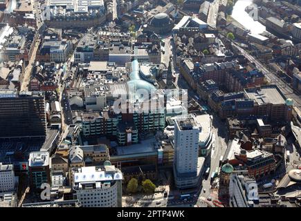 Luftaufnahme mit Blick nach Osten auf die Boar Lane des Einkaufszentrums Trinity Leeds Stockfoto