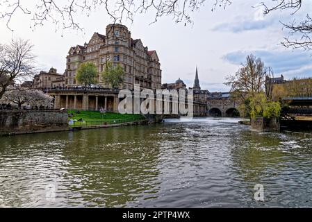 Reiseziel Großbritannien - Pulteney Bridge und Colonnade am Fluss Avon in Bath, Somerset, England - 8. April 2023 Stockfoto