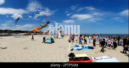 Bild einer Versammlung von vielen Drachen am Strand in Pinarella di Cervia. Pinarella di Cervia, Ravenna, Italien Stockfoto