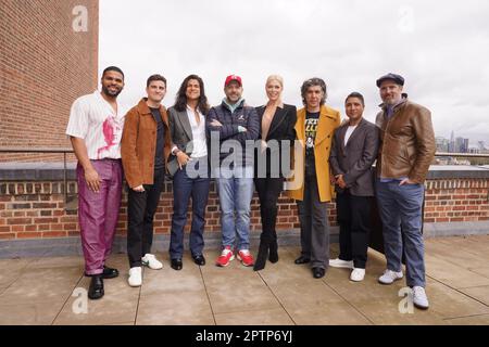 (Von links nach rechts) Kola Bokinni, Billy Harris, Cristo Fernandez, Jason Suedikis, Hannah Waddingham, James Lance, Nick Mohammed und Brendan Hunt nehmen an einem Fototermin für Staffel 3 der Apple TV+ Serie Ted Lasso Teil, am Battersea Power Station in London. Foto: Freitag, 28. April 2023. Stockfoto