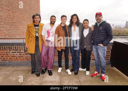 (Von links nach rechts) James Lance, Kola Bokinni, Billy Harris, Cristo Fernandez, Nick Mohammed und Jason Suedikis nehmen an einem Fototermin für Staffel 3 der Apple TV+-Serie Ted Lasso am Battersea Power Station in London Teil. Foto: Freitag, 28. April 2023. Stockfoto