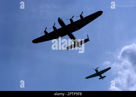 Avro Lancaster Bomber und Hawker Hurricane Fighter, von Mitgliedern des Battle of Britain Memorial Flight über Woodcote, Oxfordshire, England, Großbritannien geflogen. Der legendäre Lancaster war ein schwerer Bombenleger der Royal Air Force im Zweiten Weltkrieg. Der Hurricane ist einer der klassischen einsitzigen Kämpfer aller Zeiten und stand 1940 an der Spitze der britischen Verteidigung. Stockfoto