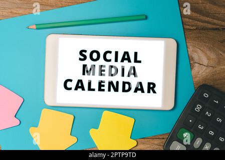 Schreiben mit Text Social Media Calendar, Business Showcase Apps, mit denen Social Posts im Voraus geplant werden Stockfoto