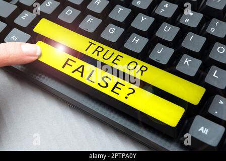 Schild, das eine Reihe von Aussagen „wahr“ oder „falsch“ anzeigt, die als „wahr“ oder „falsch“ markiert werden sollen Stockfoto