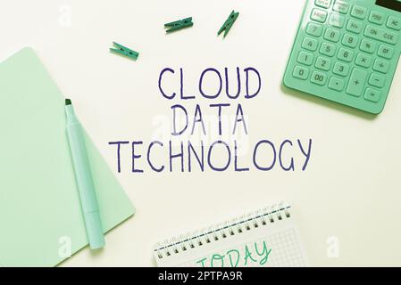 Handschriftschild Cloud Data Technology, Business Idea Daten und Programme über das Internet speichern und abrufen Stockfoto