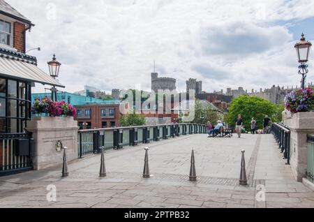 Windsor Bridge über die Themse, von der Eaton Seite. Mit Winsor Castle an der Skyline mit Blick auf Windsor, Berkshire, England. Stockfoto