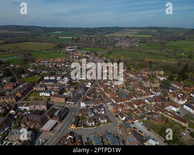 Midhurst, West Sussex, England, 9. April 2023. Ein allgemeiner Blick über Midhurst, kurz nach einem Brand, trifft das 400 Jahre alte Angel Inn. Stockfoto