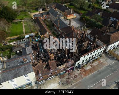 Midhurst, West Sussex, England, 9. April 2023. Ein allgemeiner Blick auf das Angel Inn Hotel in Midhurst, West Sussex, ein denkmalgeschütztes Gebäude der Kategorie 2 Stockfoto