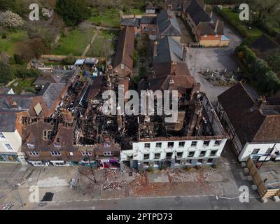 Midhurst, West Sussex, England, 9. April 2023. Ein allgemeiner Blick auf das Angel Inn Hotel in Midhurst, West Sussex, ein denkmalgeschütztes Gebäude der Kategorie 2 Stockfoto