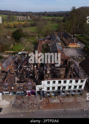 Midhurst, West Sussex, England, 9. April 2023. Ein allgemeiner Blick auf das Angel Inn Hotel in Midhurst, West Sussex, ein denkmalgeschütztes Gebäude der Kategorie 2 Stockfoto