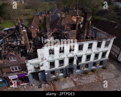 Midhurst, West Sussex, England, 9. April 2023. Ein allgemeiner Blick auf das Angel Inn Hotel in Midhurst, West Sussex, ein denkmalgeschütztes Gebäude der Kategorie 2 Stockfoto