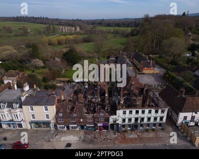 Midhurst, West Sussex, England, 9. April 2023. Ein allgemeiner Blick auf das Angel Inn Hotel in Midhurst, West Sussex, ein denkmalgeschütztes Gebäude der Kategorie 2 Stockfoto