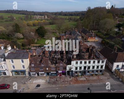 Midhurst, West Sussex, England, 9. April 2023. Ein allgemeiner Blick auf das Angel Inn Hotel in Midhurst, West Sussex, ein denkmalgeschütztes Gebäude der Kategorie 2 Stockfoto