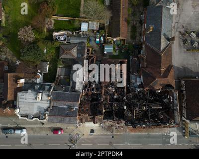 Midhurst, West Sussex, England, 9. April 2023. Ein allgemeiner Blick auf das Angel Inn Hotel in Midhurst, West Sussex, ein denkmalgeschütztes Gebäude der Kategorie 2 Stockfoto