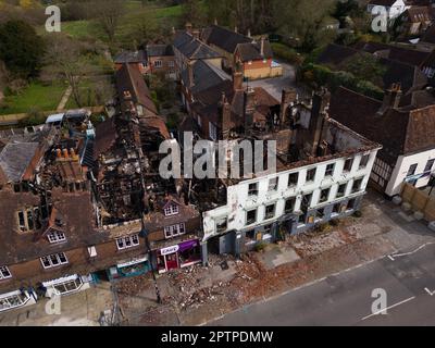 Midhurst, West Sussex, England, 9. April 2023. Ein allgemeiner Blick auf das Angel Inn Hotel in Midhurst, West Sussex, ein denkmalgeschütztes Gebäude der Kategorie 2 Stockfoto