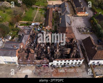 Midhurst, West Sussex, England, 9. April 2023. Ein allgemeiner Blick auf das Angel Inn Hotel in Midhurst, West Sussex, ein denkmalgeschütztes Gebäude der Kategorie 2 Stockfoto