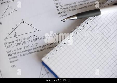 Handschrift geometrischer Aufgaben bei Prüfung, Übung, Quiz oder Prüfung in der Geometrieklasse. Lösung von exponentiellen Gleichungen Hintergrundkonzept. Stockfoto